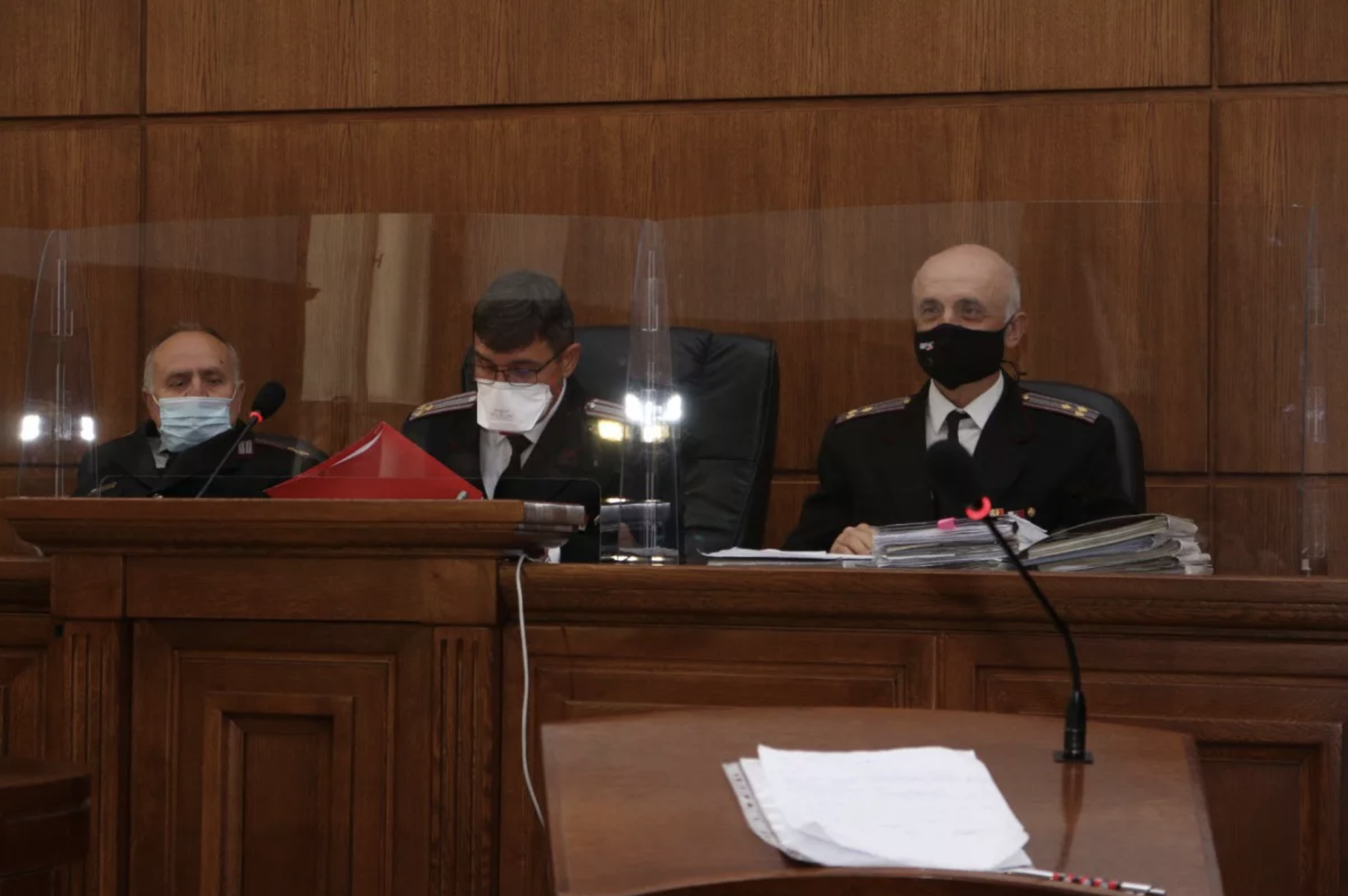Sąd wojskowy — sędziowie i prokurator podczas posiedzenia